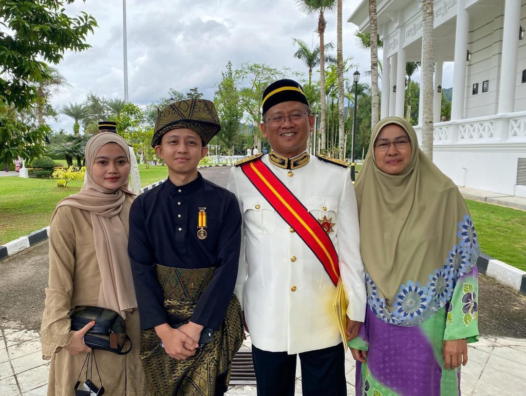 Din Jumper Terima Pingat Jasa Kebaktian (PJK) Negeri Sembilan